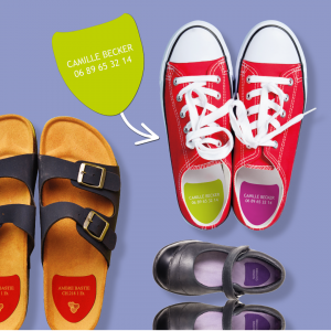 Étiquettes autocollantes pour chaussures placées dans des chaussures fermées et ouvertes.