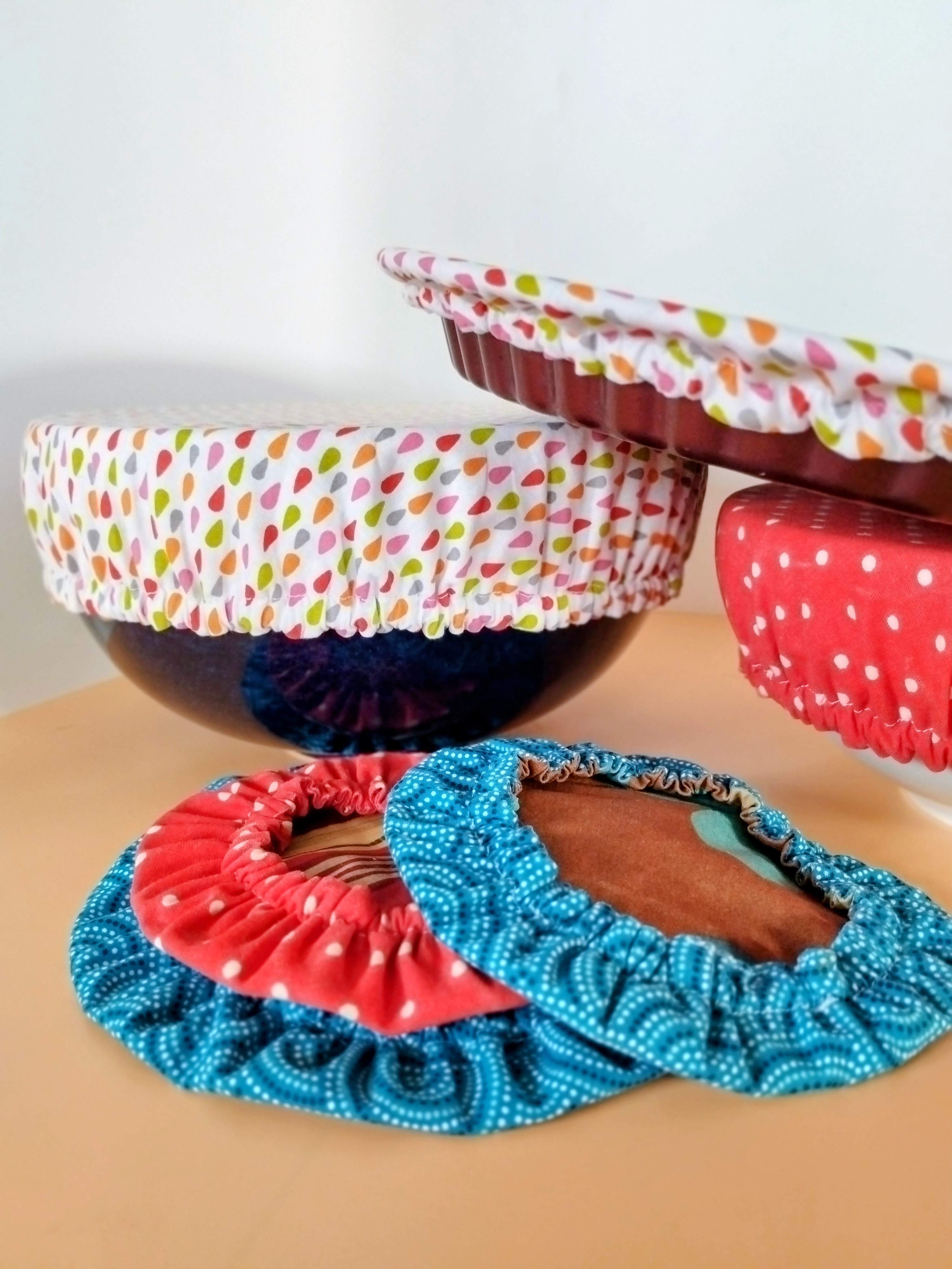 plusieurs charlottes alimentaires zéro déchet DIY qui couvrent des plats à fabriquer avec le tuto couture facile et personnalisables avec une étiquette Marcabi