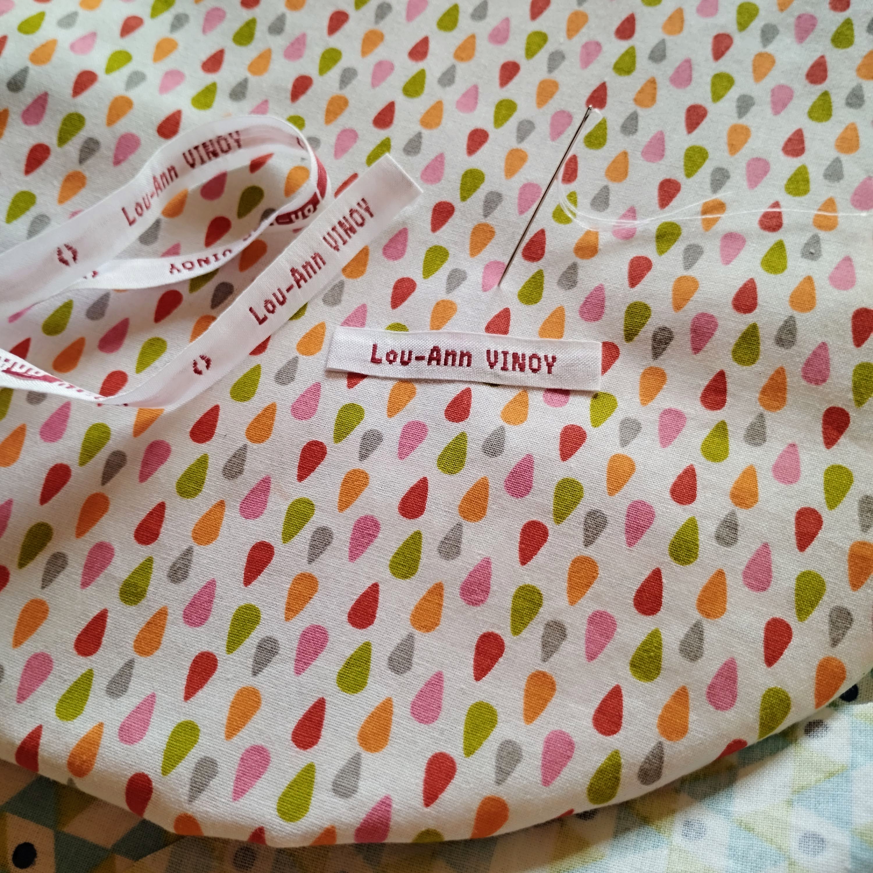 la finition de la charlotte alimentaire du tuto couture avec une étiquette tissée coton personnalisée à coudre Marcabi