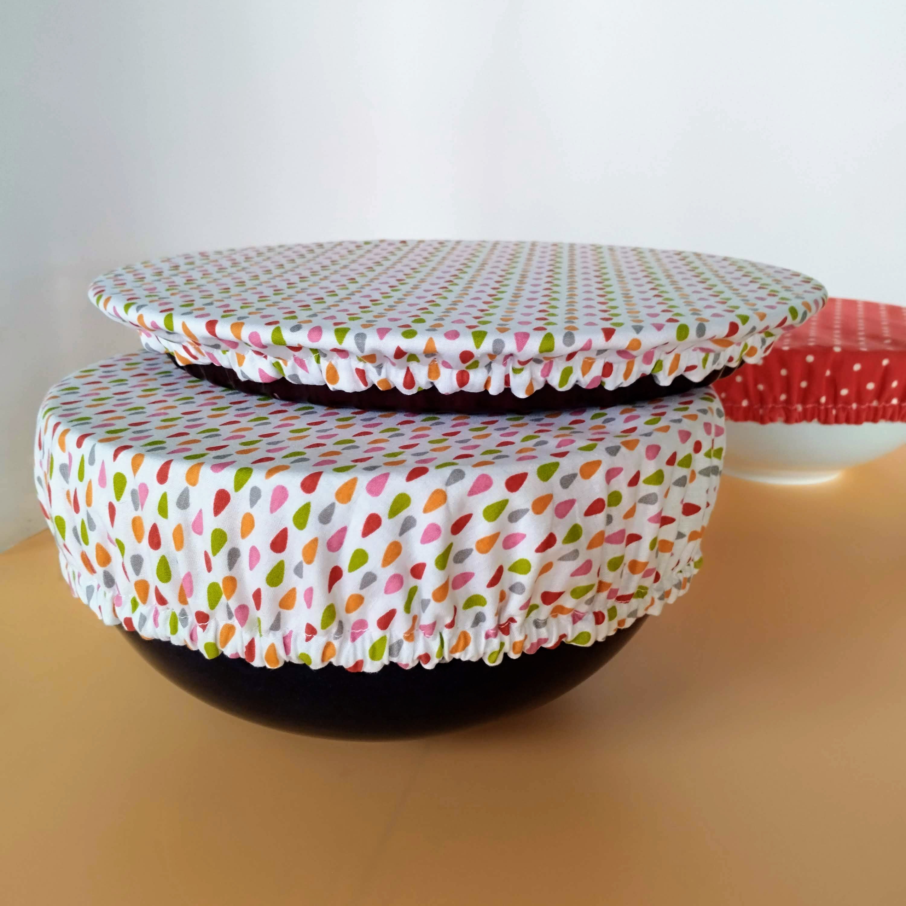 des charlottes alimentaires qui recouvrent des plats fabriquées avec le tuto couture facile pour cadeau fait-main avec la touche Marcabi