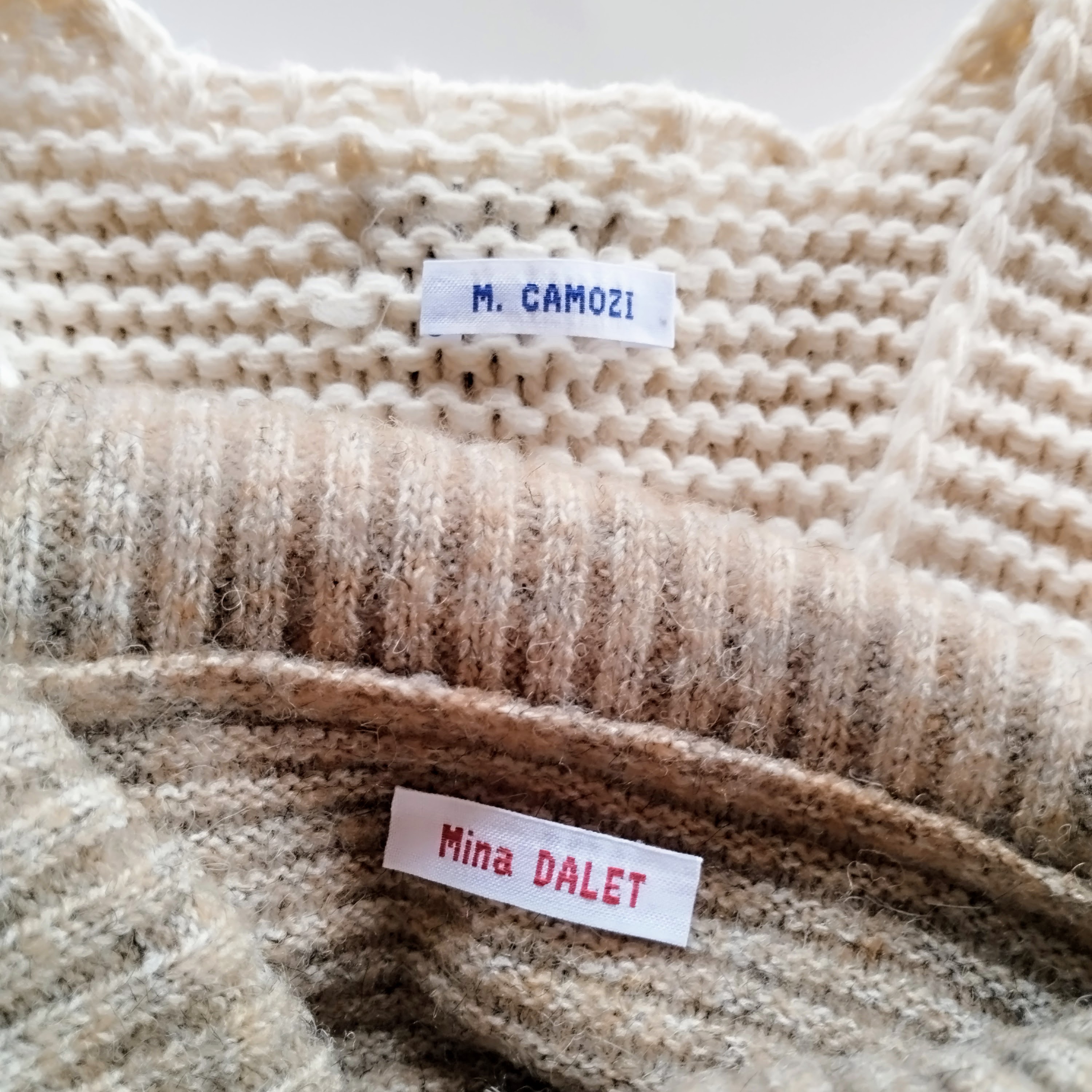 étiquettes marquage vêtements cousues sur des cols de pulls