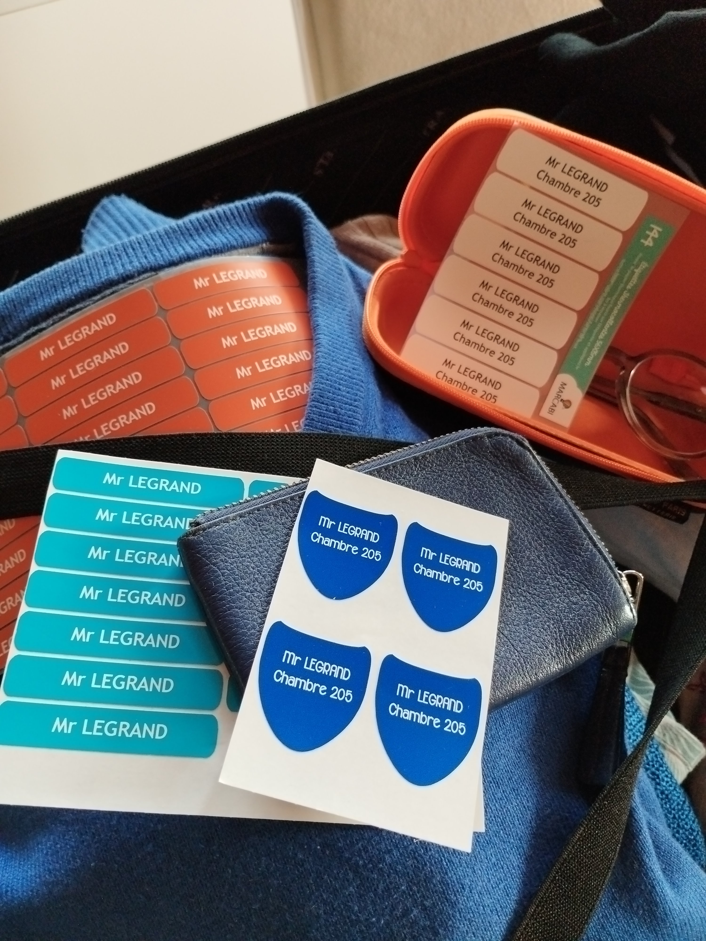 étiquettes santé en pack senior assorti avec des vêtements et des objets d'un trousseau ehpad identifés avec les étiquettes