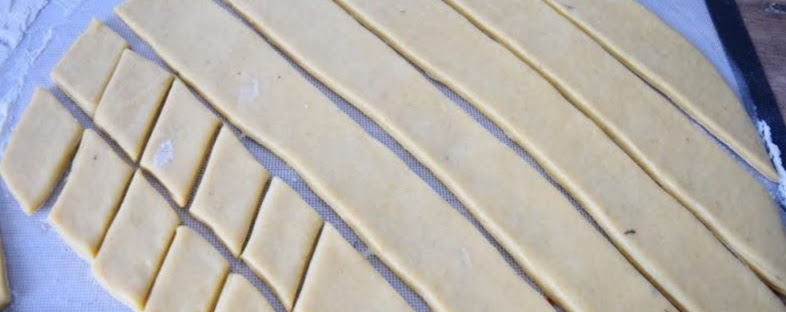 La découpe en losanges de la pâte pour la recette des bugnes moelleuses